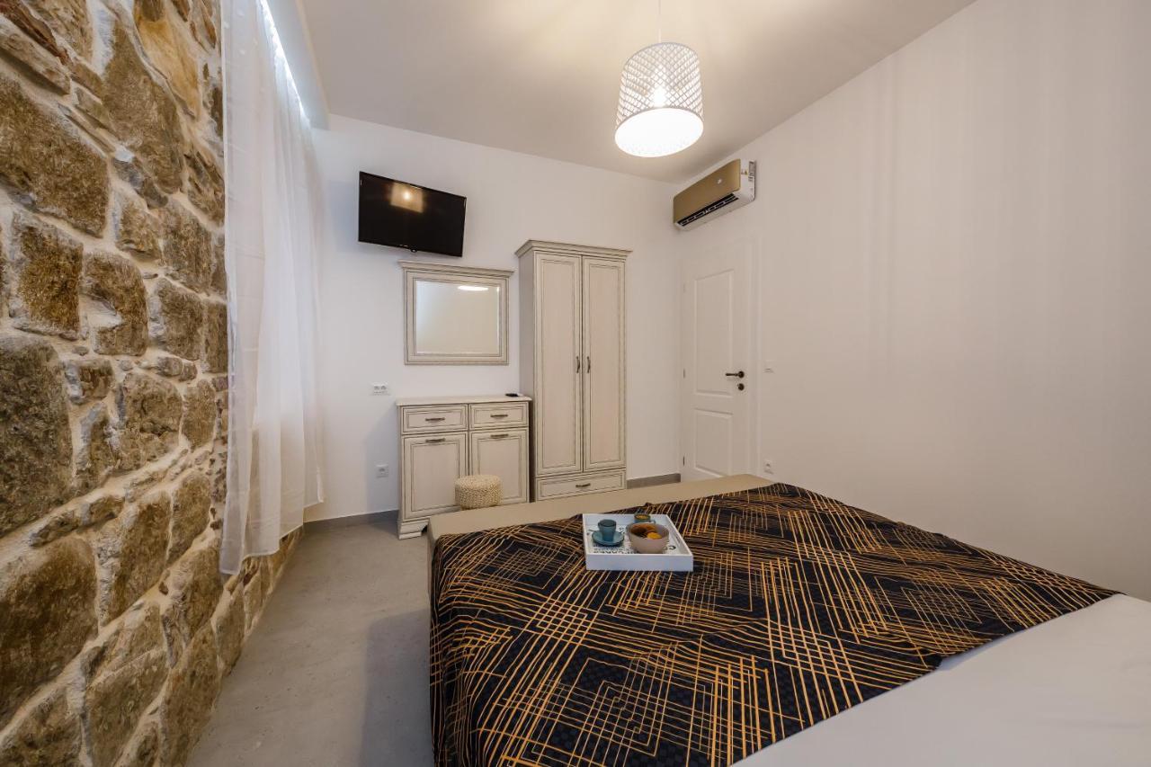 Angels-split **** Apartment