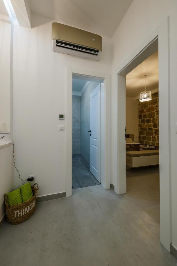 Angels-split **** Apartment